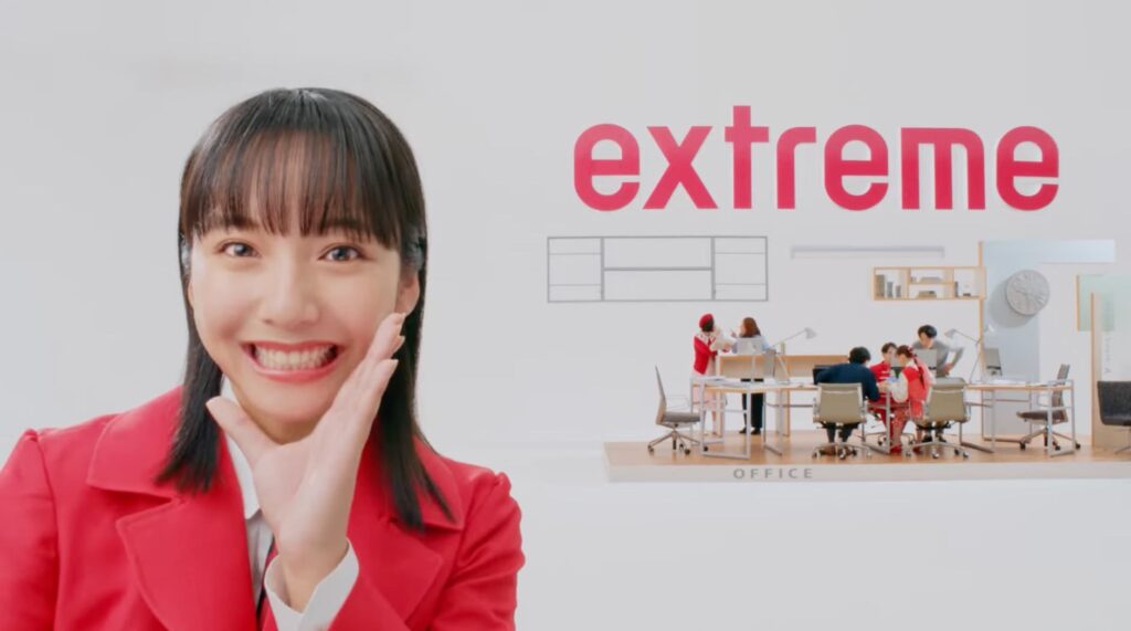 【2023年】エクストリームCMの女優は誰？赤い服がかわいい女性【デジタル人材派遣】｜CMラボ