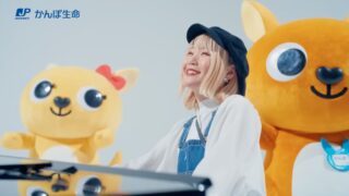 かんぽ生命CM2023　ピアノを弾く女性