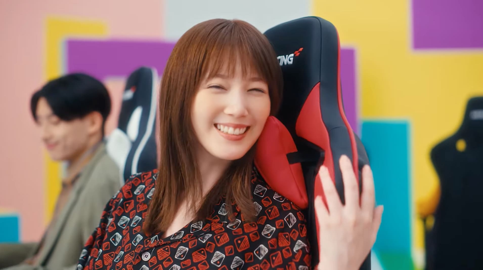 AKRacingのCM2023 女優