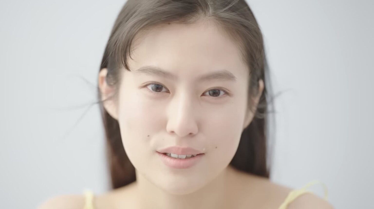 【2023年】レジーナクリニックCMの女優は誰？透明感のある歌声と美肌の女性｜CMラボ